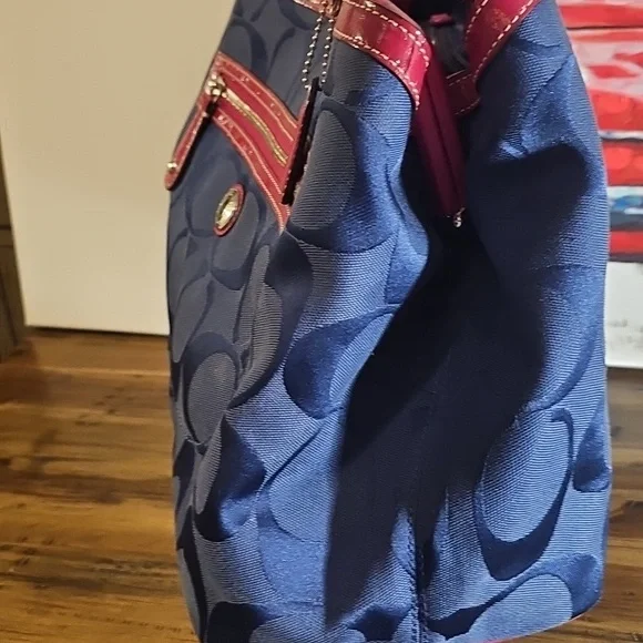 Coach Laura Kisslock 14940 GUC - Picture 7 of 12